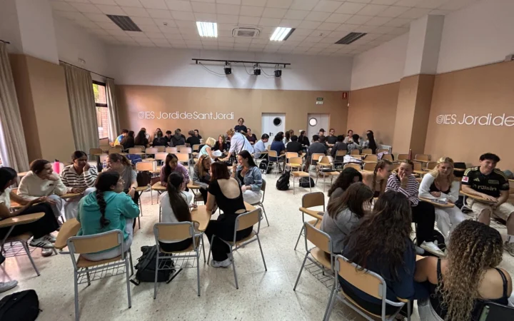 Estudiantes de Valencia y Alemania trabajando en pequeños grupos durante el taller Europe Is Yours en el IES Jordi de Sant Jordi